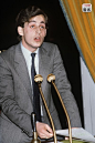 而萨科齐也很争气，22岁成为市议员，28岁就当选塞纳－那伊市市长。成为法国最年轻的市长。图为1983年4月29日，萨科齐当选市长后发表就职演说。