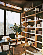 72xuan：超好的采光，书架，桌子，还有地毯，都让人感觉融入自然又温馨舒适