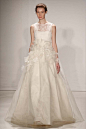 Amsale Bridal Fall 2015。秋冬婚纱发布。1985年，从为自己设计嫁衣开始的，25年对于婚纱的倾心投入使出生在埃塞俄比亚的Amsale Aberra1很善于将简约的线条变成瑰丽典雅的设计，法国蕾丝、丝花细节均用雅致的布料存托，合体的剪裁也了令每袭婚纱无比完美。 #时尚新娘# #性感唯美婚纱# #2015婚纱# @成都上锦婚纱定制