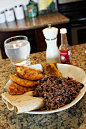 哥斯达黎加早餐，哥斯达黎加的基本早餐是红豆饭。它是由黑豆，米饭，可选酸奶油，辣调味汁和玉米烙饼一起做成的。哥斯达黎加人会在一旁配一些鳄梨，油炸成熟的车前草或冻肉