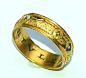都铎时代的时髦戒指，也被称为诗歌戒指，是英国中世纪流行的爱情象征。有时作为结婚戒指佩戴