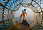 　　2016年2月6日报道（具体拍摄时间不详），意大利摄影师Marco Bottigelli在缅甸旅行期间，用镜头记录下了莱茵湖上独特的捕鱼技巧。这些渔民用一条腿保持平衡，另外一条腿绕着船桨划船，将3米深的圆锥形渔网撒进湖中进行捕鱼，画面唯美诗意。