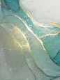 美丽的豪华抽象流体艺术的酒精墨水技术，混合蓝色和绿松石油漆。仿大理石石材切割，纹理金光闪闪。温柔而梦