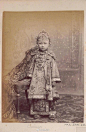 19世纪晚期，新加坡的一个身穿礼服盛装的小姑娘，袄子，云肩和马面裙。附一个同款的云肩宫装。 ​​​​