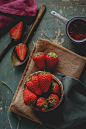 草莓 水果 红色 复古 怀旧 餐具 草莓 俯视 食材 无人 勺子 切片 餐布 ins 旧木板 麻布 草莓酱 食品 - 7MX.COM