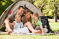 年轻的家庭在公园露营时看地图