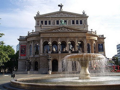 法兰克福老歌剧院（Alte Oper）是...