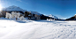 瑞士圣莫里茨 科尔瓦奇峰是上恩嘎丁滑雪区的最高峰，作为伯尔尼纳山系中的一员，这里常年被冰雪覆盖，并拥有长达120公里的滑道和包括瑞士最长的夜间照明滑道在内的23处滑雪坡。此外科尔瓦奇峰还能欣赏到伯尔尼纳山和罗塞格山谷，以及远处特宏峰和罗萨峰的美景。目前，科尔瓦奇峰山顶最新开放了成形于100-1000年前的冰窟，在这处深约140米的“水晶宫”内，人们可以系上安全带，展开其妙的探险之旅。