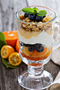 食品,奶制品,甜食,奶油,酸奶_538344729_Breakfast parfait with granola and yogurt vertical_创意图片_Getty Images China