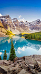 梦莲湖是加拿大班夫国家公园的一个冰川湖，纯净的蓝色湖水没到沁人心脾