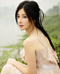 熊乃瑾（1982年10月14日－），汉族，身高163cm，出生于重庆。中国大陆女演员，毕业于北京电影学院表演系，素有北影“小范冰冰”之称。