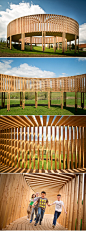 木智工坊：英国艺术家Aeneas Wilder一直使用木材制作各种装置，最近他在比利时Kerniel搭建了一座圆形的观景亭，建造过程可见 http://t.cn/zO1JCXO