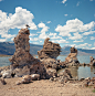 莫诺湖（Mono Lake）位于美国加州东部，是加州第二大湖。是北美最古老的湖泊之一，湖水没有出口，全靠蒸发，因此湖内留下大量盐矿，盐度是一般海水的两倍以上。