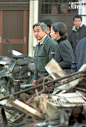 1995年，日本阪神大地震爆发，明仁天皇发出书面声明鼓励民众，渡过灾难，并与皇后一起来到了灾区现场。图为当地时间1995年1月31日，明仁天皇夫妇来到阪神地震后的灾难现场。 AFP PHOTO/TOSHIFUMI KITAMURA