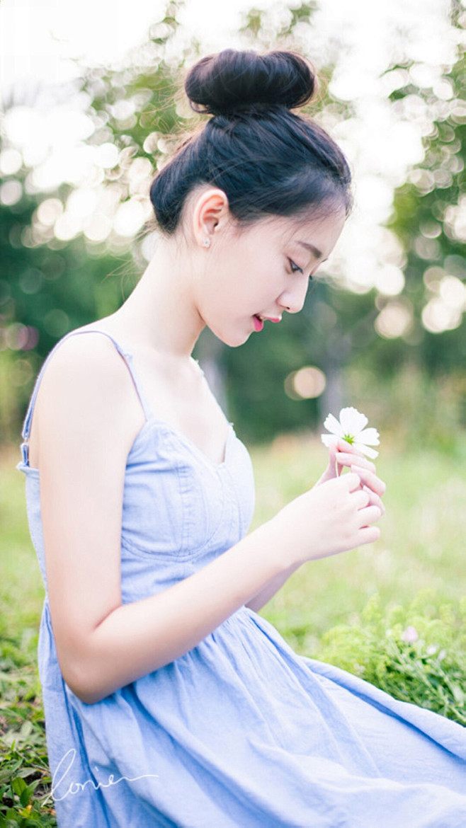 「夏空」夕阳照在草上，风摇着叶子。裙摆被...