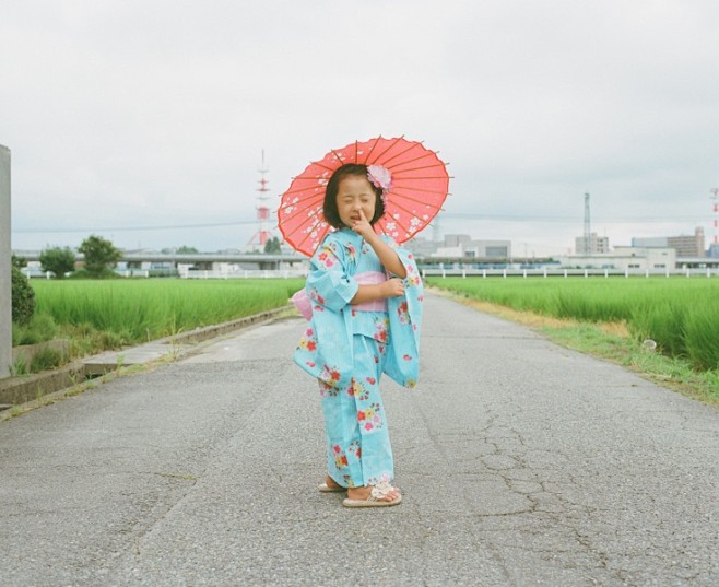 日本超萌小女孩公路摄影图片