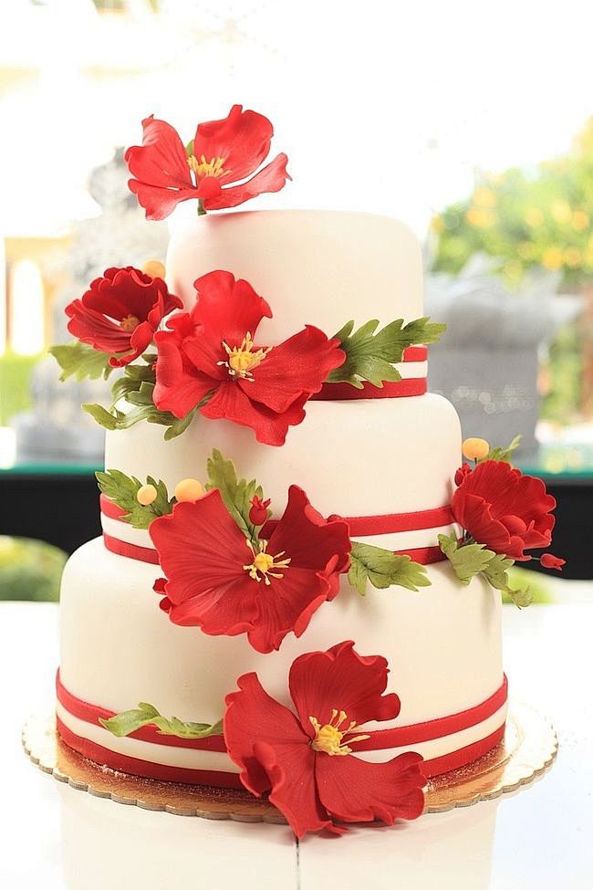 罂粟花装饰的翻糖蛋糕，盛开在蛋糕上的它，...