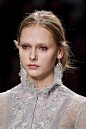 detail-defile-shiatzy-chen-automne-hiver-2015-2016-paris-detail-196.jpg (1795×2700)