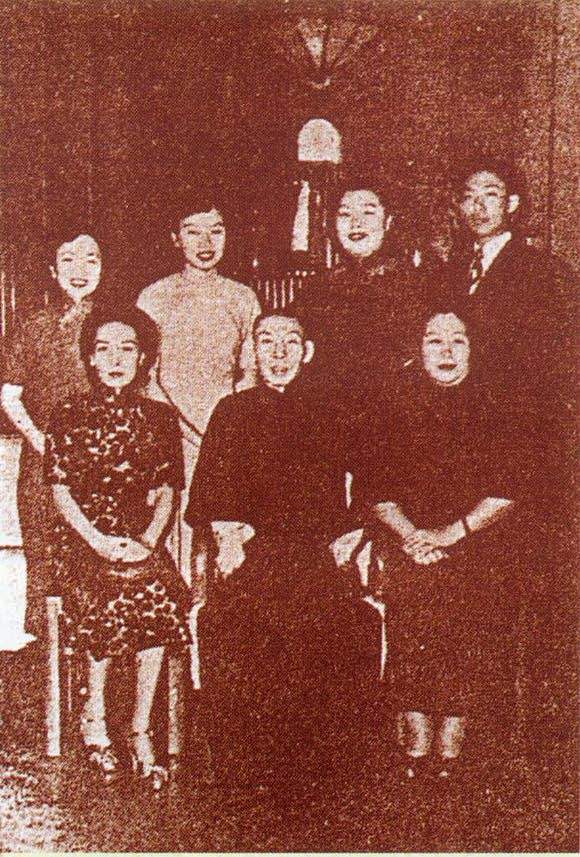 孟小冬在香港与杜月笙一家合影（1950年...