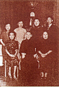 孟小冬在香港与杜月笙一家合影（1950年），前排左起：孟小冬、杜月笙、姚玉兰