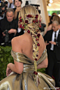 #METGALA# 演员Olivia Munn与模特Jasmine Sanders的礼服都来自H&M特别定制。金碧辉煌，十分耀眼。Olivia Munn算是特别切题；Jasmine Sanders的玫瑰编发则是超级精致梦幻了 ​​​​