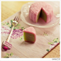 粉色樱花系抹茶月饼~抹茶那浓郁的茶香和樱花的清雅的淡香，我的口水啊~~~