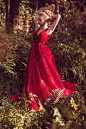 LOVEST-FASHION新娘婚纱礼服︱那是玫瑰在起舞+来自：婚礼时光——关注婚礼的一切，分享最美好的时光。#新娘礼服# #敬酒服# #V领礼服#