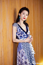 李念掀起刘海大气更高级，一袭“青花瓷”色拼接印花裙，不像34岁
