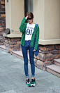 韩系系风格,毛衣,打底衫搭配牛仔裤+运动鞋