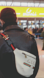 #杨洋# 180120 杨洋长沙出发…一大早的航班，排队的时候，眼睛都睁不开…今天特别酷，但是穿得太少了吧…斜挎个包包特别可爱…下次见… ​​@杨洋icon ​​​ ​​​​