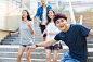 休闲活动,栏杆,滑,大学生,快乐_8d406d19d_年轻男子顺着台阶栏杆滑下_创意图片_Getty Images China