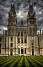 牛津大学是英语世界中最古老的大学，也是世界上现存第二古老的大学。据说教学记录可以追溯到1096年，迄今已有9个世纪。