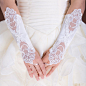 精致缎面手套，陪衬你作最美的新娘。较一般的婚礼手套短，感觉夏天更适合。象牙白与纯白两色可选。