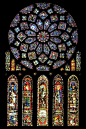 玫瑰窗（the rose window） 也称玫瑰花窗，为哥特式建筑的特色之一，指中世纪教堂正门上方的大圆形窗，内呈放射状，镶嵌着美丽的彩绘玻璃，因为玫瑰花形而得名。