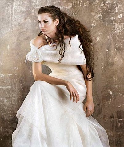 适合胖新娘婚纱款式：以简洁、大方的款式为...