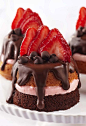 Mini California Strawberry and Chocolate Party Cakes. These beautiful and delicious single-sized cakes are perfect for any celebration! #赏味期限#