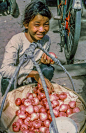 卖莲雾的女孩儿，1960年，越南湄公河边市场