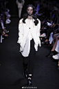  Ann Demeulemeester S/S 2019 Paris：蒙头纱的女孩 ​