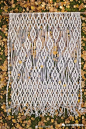 面料灵感 | 手工编织挂毯是一款色彩与纹理百变组合且风靡全球的艺术墙饰，充满了编织者创意及灵感的一种复古工艺，一杯茶的时间，在简易织布机上就能即时创意充满个性的编织挂毯。
【ZRCN】 ​​​​
