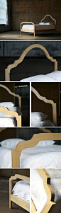 芝加哥的木工兼设计师Zak Rose设计的一张床，古典的线条用完全现代的手法制作，产生一种奇特的效果。