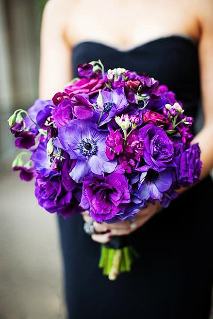 不同花材打造的紫色婚礼手捧花 瞬间让你化...