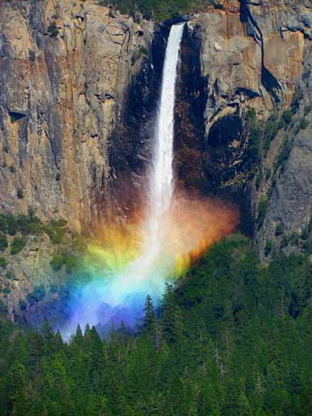 美国塞米蒂国家公园的彩虹瀑布，不可思议的...