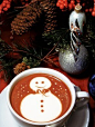 [] 寒冷的秋冬里，手捧一杯热巧克力热热地喝下，暖的不只是胃，甜滋滋的味道也征服了嘴巴，还有可爱淘气的雪人图案放松心情。