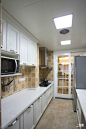 厨房 白色细框玻璃门 集成吊顶 白色橱柜 小户型厨房 
温暖的150平纯正简美风 | 一兜糖 - 家居软装社区