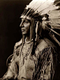 《印第安的影像史诗》Edward S. Curtis（1868 ~1952）本来可以过好日子的，但他非要用影像去撰写《北美印第安人》，30年时间、2万多张照片、20卷巨著、让他耗尽家产潦倒而终。人们建立了线上资料馆→O网页链接 ，详尽地介绍了种族、地域、年代及民俗概括...把这份伟大的文明遗产公布于世人。