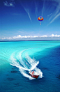  博拉博拉岛（波拉波拉岛），法属波利尼西亚。太平洋东南部社会群岛岛屿。全岛由一个主岛与周围环礁所组成，主岛与环礁间拥有大片的清澈浅水，其中，色彩如梦幻般的蓝色潟湖(Lagoon)，充满了色彩斑斓的活珊瑚与无数环游其间的热带鱼，岸上沙滩细致、洁白如雪，偶有赤道微风轻拂，明亮的阳光洒在南太平洋上，不同层次的海蓝与顶级度假饭店的白色洋伞，让博拉博拉岛成为欧美观光客心中最无忧无虑的热带天堂。
