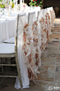 复古浪漫的婚礼怎么能少了蕾丝或纱幔呢？飘逸的蕾丝和纱幔让婚礼充满了韵味，在椅背装饰上，它们可以结合各种元素，发挥单一简洁的特性，让婚礼更加浪漫多彩。