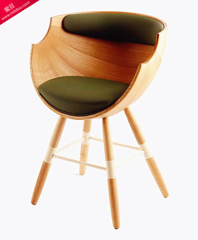 木质椅子也可以坐出沙发的感觉。
