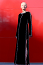 #Style# Tilda Swinton 身穿 Chanel 亮相威尼斯电影节《去年在马里昂巴德》修复版重映首映礼。余晖里站在红墙前的女王，诗意得像一幅电影海报。 ​​​​