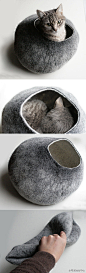 可爱宠物中心：【猫咪窝】立陶宛设计师Vaiva Nat用羊毛毡给猫咪设计的小窝。猫控们喜欢吗？